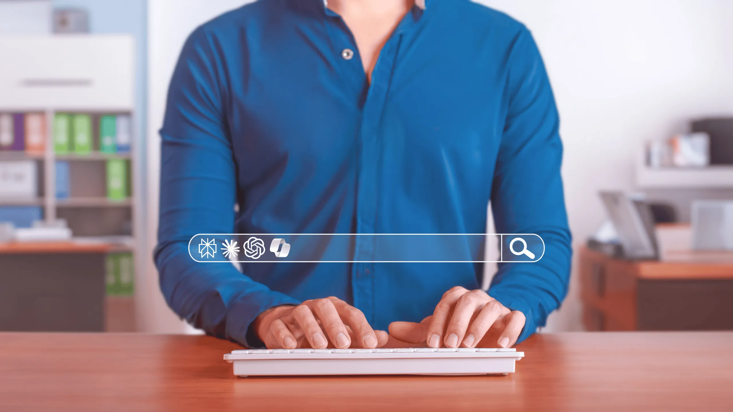 persona che digital sulla tastiera