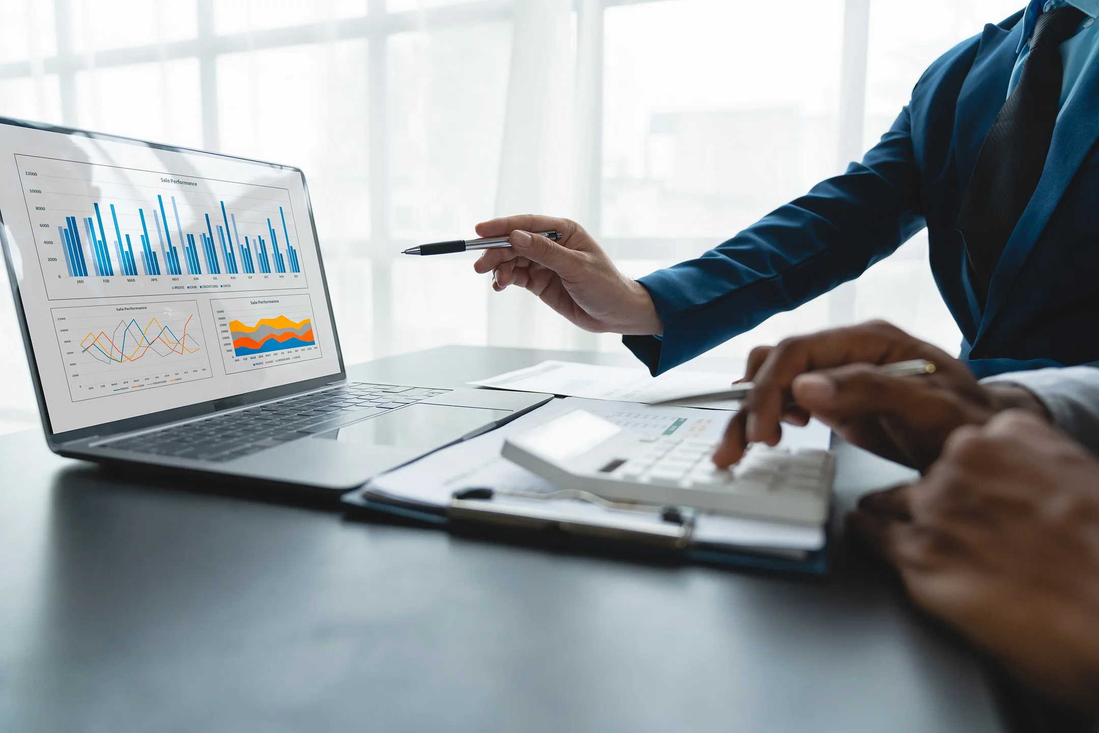 persone che analizzano grafici al computer